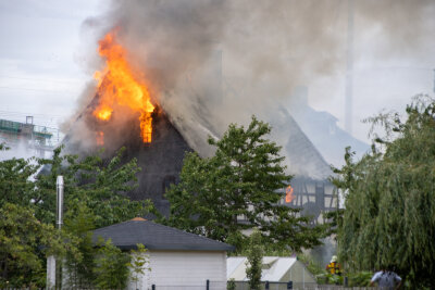 Flammen vernichten Wohnhaus und Scheune in Hohndorf - 