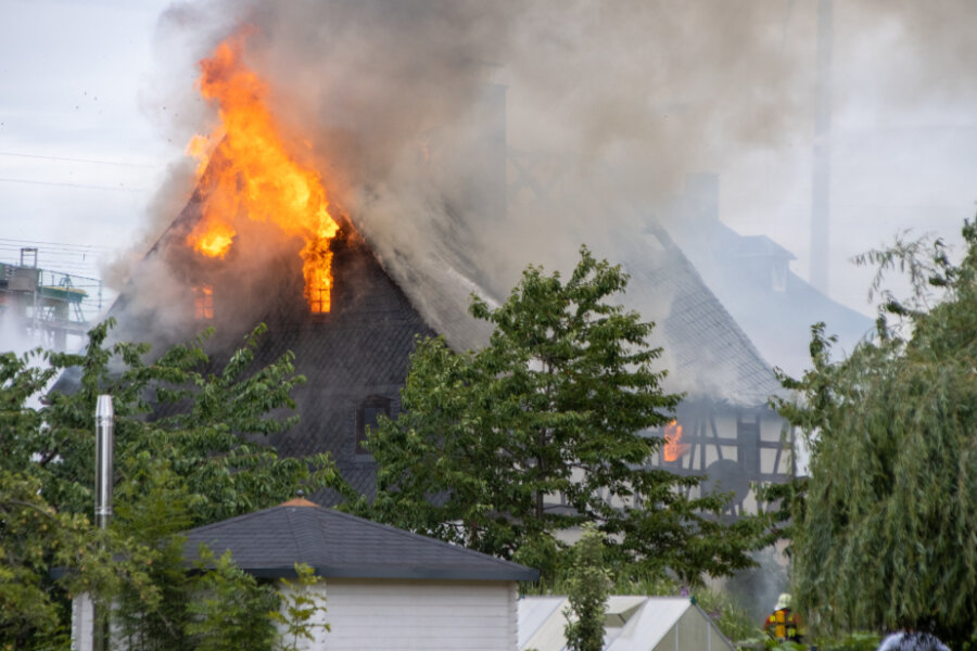 Flammen vernichten Wohnhaus und Scheune in Hohndorf