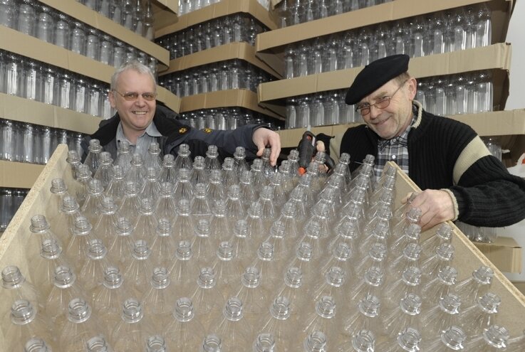 "Flaschenkirche" wächst in die Höhe - 
              <p class="artikelinhalt">Pfarrer Andreas Alders und Günter Andelmann haben Flasche an Flasche für das ungewöhnliche Kirchenbauprojekt zur Landesgartenschau geklebt.</p>
            