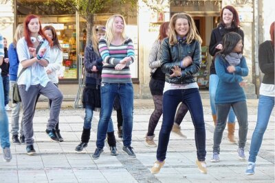 Flashmob auf dem Hauptmarkt: Als Zwickau vor zehn Jahren das "Gangnam style"-Fieber erfasste - Der Gangnam-style-Flashmob auf dem Hauptmarkt fiel einige Nummern kleiner aus als von den Initiatoren erhofft. Foto: Hans-Peter Kuppe