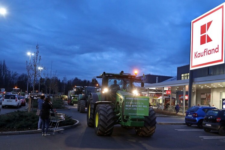 Flashmob mit 21 Traktoren: Bauern protestieren in Glauchau - 21 Traktoren fuhren am späten Mittwochnachmittag über den Kaufland-Parkplatz an der Waldenburger Straße in Glauchau.
