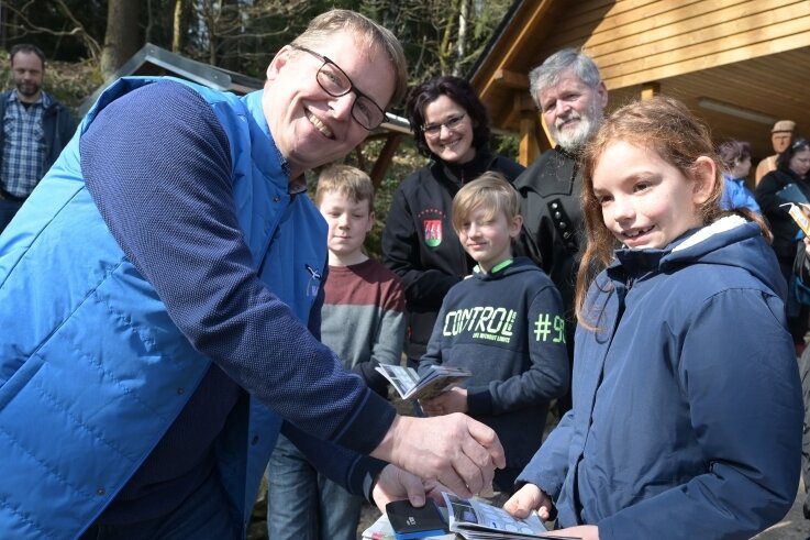 Fledermaus als Stempel-Symbol für "Hohen Forst" - NABU-Präsident Jörg-Andreas Krüger (l.) gibt der neunjährigen Theresa Greif aus Hartenstein einen der ersten Stempel. 