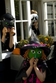 Fledermaus und Plüschspinne: Halloween-Kostüme zum Selbermachen - Gruselige Halloweenmasken sind schnell gemacht: Kinder können sie sich zum Beispiel aus Eierkartons basteln