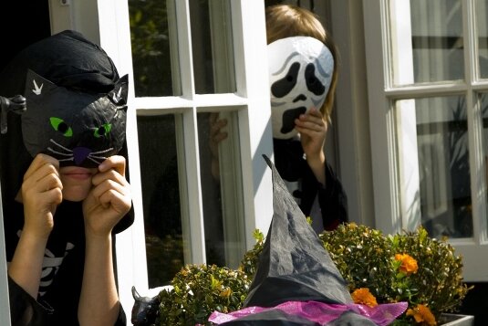 Fledermaus und Plüschspinne: Halloween-Kostüme zum Selbermachen - Gruselige Halloweenmasken sind schnell gemacht: Kinder können sie sich zum Beispiel aus Eierkartons basteln