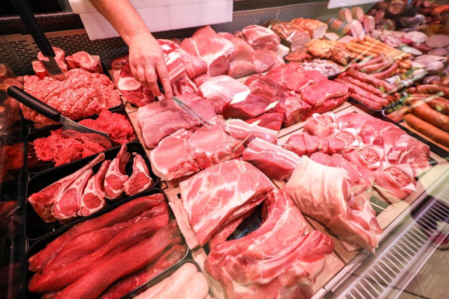 Fleischpreise: Mehrheit würde für mehr Tierwohl bezahlen - Supermärkte wollen in den kommenden Jahren auf Fleisch aus besserer Tierhaltung umstellen.