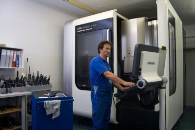 Flexibilität zeichnet kleines Unternehmen aus - Holger Gentsch von der Werkzeugbau Glauchau GmbH an einem 5-Achs-Fräszentrum bei der Simulation eines 3-D-Programms.