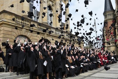 Fliegende Hüte: Plauener Absolventen feiern mit symbolischem Akt - So wie die Studenten der TU Chemnitz können auch Plauener BA-Absolventen nun Hüte in die Luft werfen.