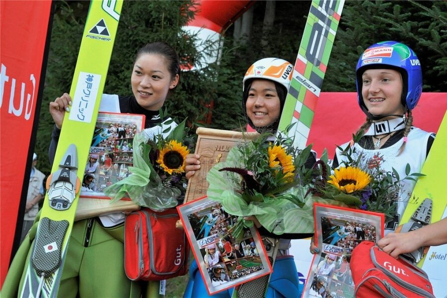 Das Trio auf dem Podium in Pöhla im Jahr 2011: Sara Takanashi (Mitte), Ayumi Watase (links) und Katharina Althaus (rechts) mit Zahnspange. Später feierten sie große Erfolge bei den Erwachsenen. 