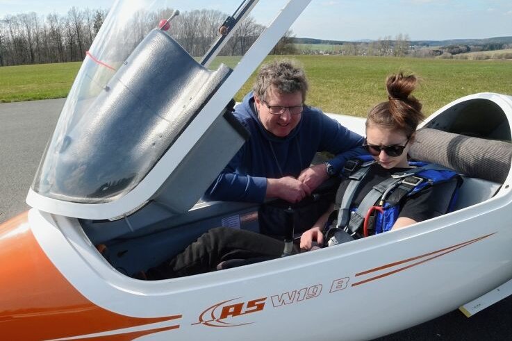 Flieger planen dieses Jahr in Auerbach eine Premiere - Fliegerklub-Chef Frank Hackl bei der Sicherheitskontrolle vor dem Start mit Flugschülerin Yara Hendel. 