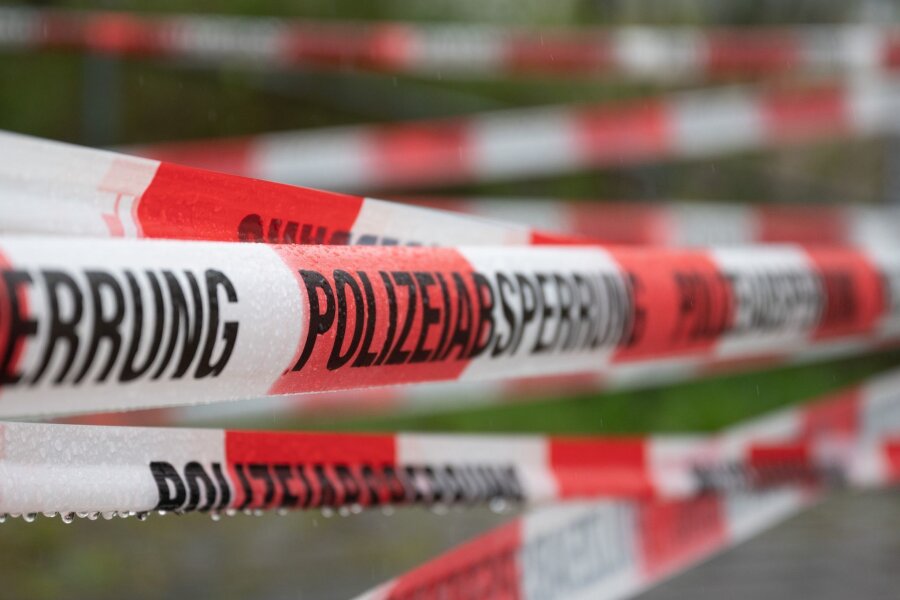 Fliegerbombe in Ostritz gefunden: 200 Menschen betroffen - Absperrband der Polizei sperrt den Durchgang.