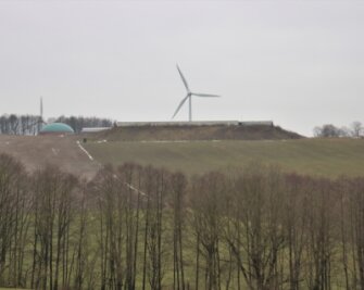 Fließt bald Sonnenstrom am Kohlbach? - Am Kohlbach Eppendorf soll eine Fotovoltaik-Anlage entstehen. Im Hintergrund die Milchviehanlage sowie Windräder auf Leubsdorfer Flur. 