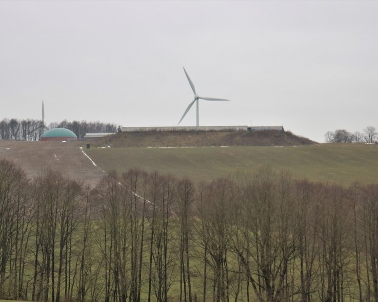 Am Kohlbach Eppendorf soll eine Fotovoltaik-Anlage entstehen. Im Hintergrund die Milchviehanlage sowie Windräder auf Leubsdorfer Flur. 