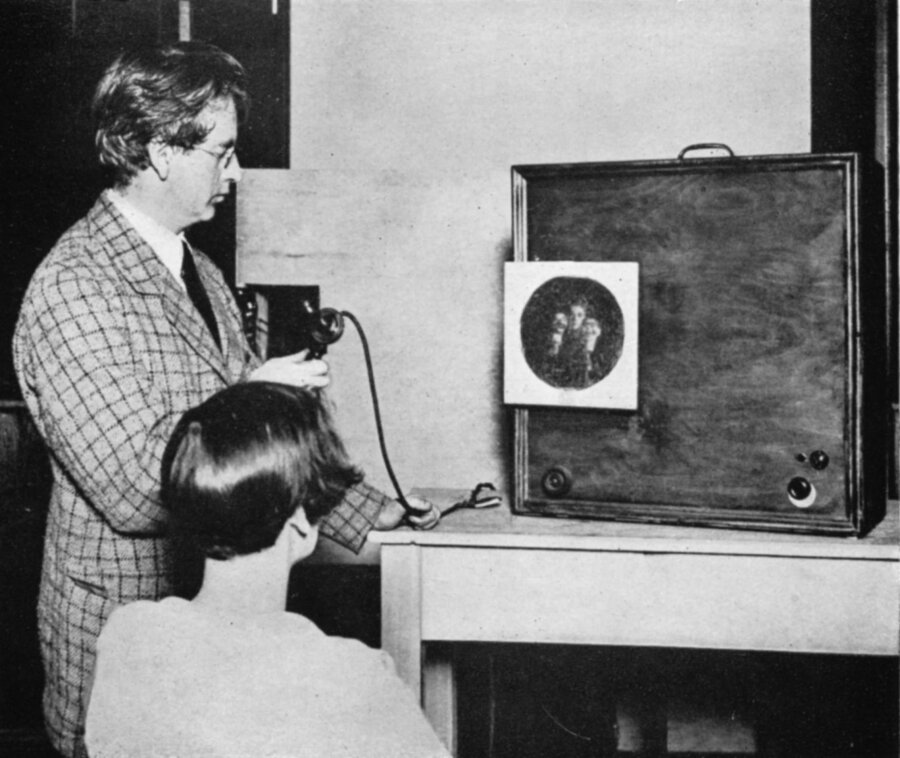 Geringfügig größer als eine CD war der Bildschirm des ersten vom schottischen Ingenieur John Logie Baird (1888 - 1946) ersonnenen Fernsehgerätes, dessen Entwicklung mit ersten Prototypen im Februar 1924 seinen Anfang nahm.  