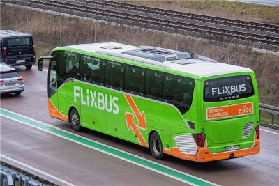 Flixbus-Fahrer vergisst 85-Jährige an der A72: Chemnitzer Polizist wird zum Helden - Rund sechs Stunden dauert die Fahrt von Dresden nach München mit dem Flixbus. Einen Teil der Strecke fuhr eine 85-Jährige mit dem Polizeiauto dem Bus hinterher.