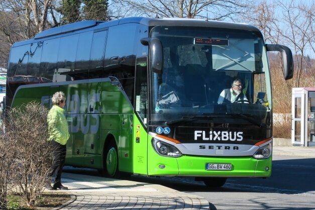 Flixbus hält nach Corona-Pause wieder in Region - Ist zurück im Erzgebirge: Ein Fernbus des Anbieters Flixbus machte am Freitag einen Stopp in Aue. Zudem wird in Stollberg gehalten. 