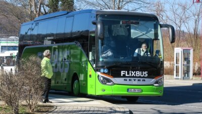 Flixbus hält nach Corona-Pause wieder in Stollberg - Ist zurück im Erzgebirge: Ein Fernbus des Anbieters Flixbus machte am Freitag einen Stopp in Aue. Zudem wird in Stollberg gehalten. 