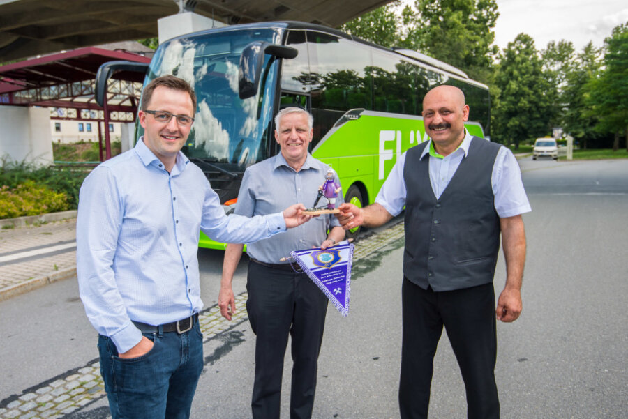 Flixbus-Linie Aue-Berlin gestartet: FCE-Räuchermann als Willkommensgeschenk für Busfahrer - FCE-Wimpel und Räuchermann gab es für Busfahrer Serdar Demiray bei der Ankunft in Aue.