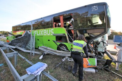 Flixbus prallt auf A5 gegen Leitplanke - viele Verletzte - Polizisten arbeiten an einer Unfallstelle, an der ein Reisebus des Fernreiseunternehmens Flixbus auf der Autobahn 5 (A5) an der Abfahrt zur Tank- und Rastanlage Bruchsal in einen Fahrbahnteiler geprallt war.