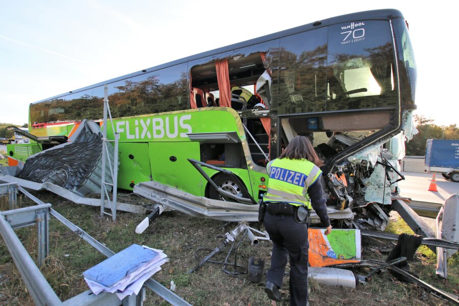 Flixbus prallt auf A5 gegen Leitplanke - viele Verletzte - Polizisten arbeiten an einer Unfallstelle, an der ein Reisebus des Fernreiseunternehmens Flixbus auf der Autobahn 5 (A5) an der Abfahrt zur Tank- und Rastanlage Bruchsal in einen Fahrbahnteiler geprallt war.