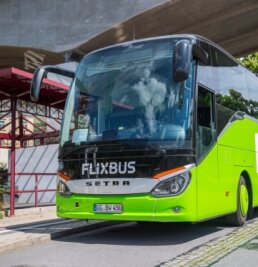 Flixbus streicht Aue aus Fahrplan - Ein Bild aus der Vergangenheit: Ein Fernbus des Anbieters Flixbus legt in Aue einen Stopp ein. Der ist nun gestrichen. 