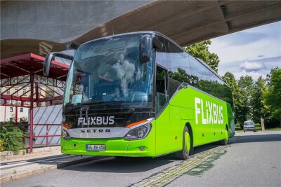 Flixbus streicht Haltestelle in Aue aus Fahrplan - Ein Bild aus der Vergangenheit: Ein Fernbus des Anbieters Flixbus macht einen Stopp in Aue. Der ist nun gestrichen. 
