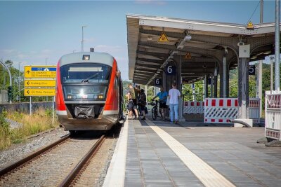Flöha: Alkoholverbot am Bahnhof zeigt Wirkung - Die Umbauarbeiten an den Bahnsteigen in Flöha gehen planmäßig voran. Mit dem Bahnsteig 5/6 ist nun der zweite von drei Doppelbahnsteigen umgebaut. 2023 folgt Nummer drei und der Einbau der Aufzüge. 