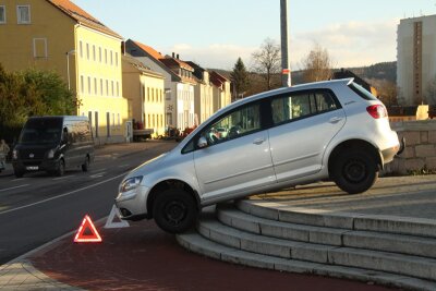 Flöha: Auto bleibt auf Seeberbrücke hängen - 