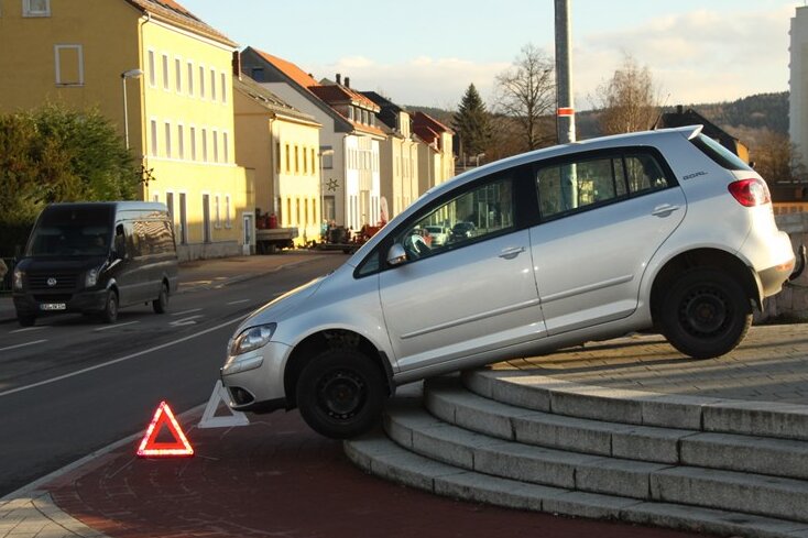 Flöha: Auto bleibt auf Seeberbrücke hängen - 
