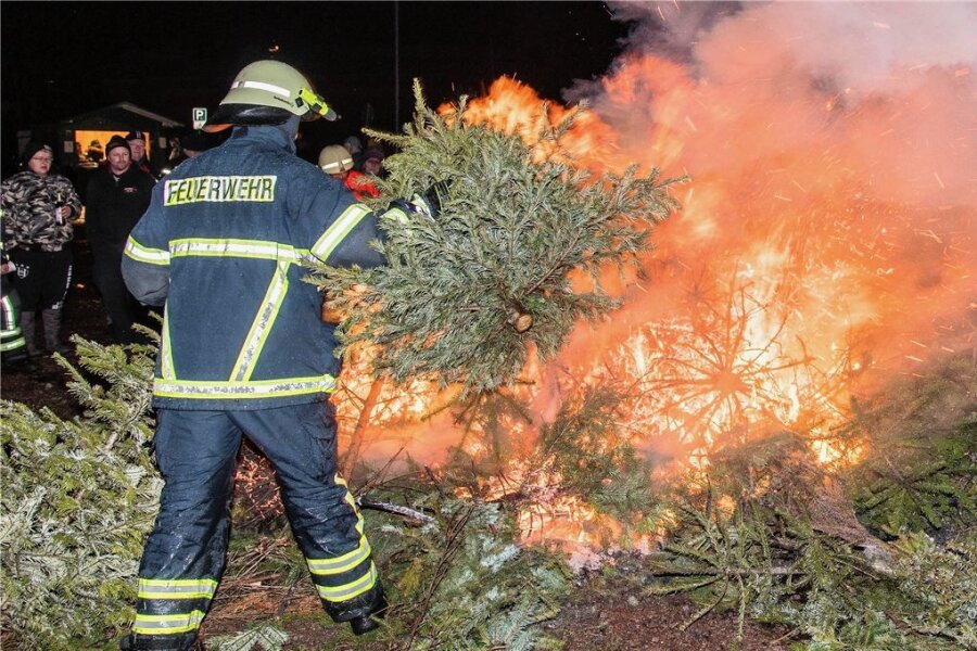 Flöha: Die Stunden der Weihnachtsbäume sind gezählt - Die Weihnachtsbäume werden am Samstag bei verschiedenen Veranstaltungen in der Region verbrannt. 