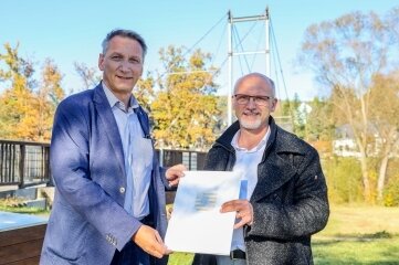 Flöha erhält Fördergeld für Stegbrücke - Torsten Stanko (r.) vom Lasuv mit dem Fördermittelbescheid für Volker Holuscha. 