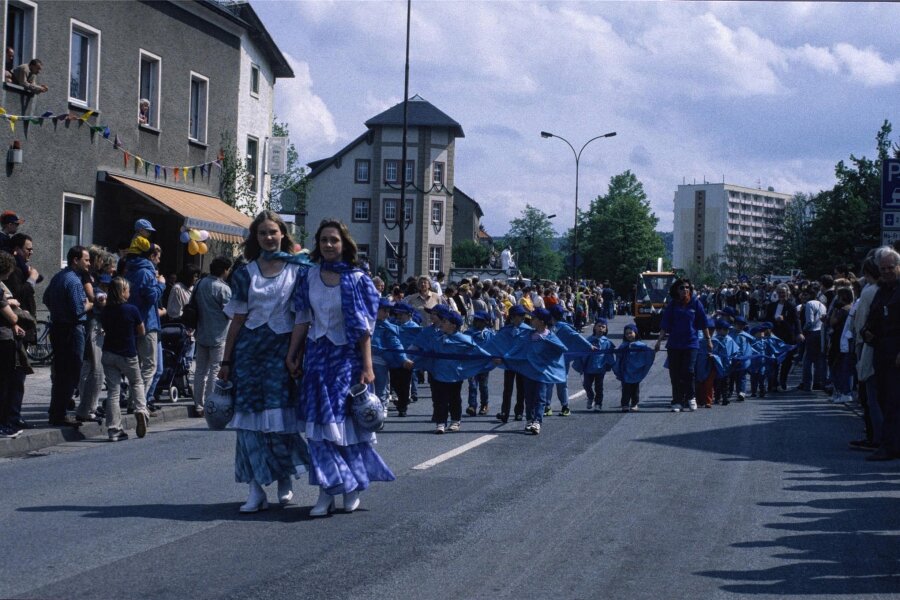 Flöha feiert 625-jähriges Bestehen: Erste Eckpunkte des Festprogrammes stehen fest - Die beiden Fluss-Mädchen führten 1999 den Festumzug zum 600-jährigen Stadtjubiläum auf der Augustusburger Straße an.