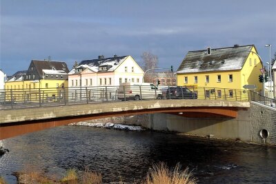 Flöha feiert die Fertigstellung von zwei Brücken - Zwar rollt der Verkehr schon ein Jahr über das Bauwerk. Aber erst jetzt sind tatsächlich alle Restarbeiten erledigt. Am 8. Dezember erfolgt die Endabnahme der Brücke über die Zschopau in Flöha.