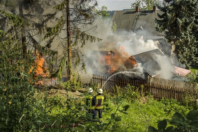 Flöha: Feuer wütet auf drei Grundstücken - 