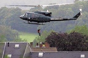 Flöha: Hubschrauber befreien Eingeschlossene - Drei Hubschrauber des Bundesgrenzschutzes retteten in Flöha, Falkenau und Niederwiesa insgesamt über 50 Personen.