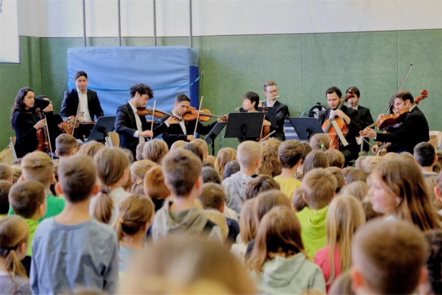 Flöha: Konzerterlebnis für Kinder in der Schiller-Grundschule - Die Musiker der Neuen Philharmonie aus Berlin gastierten am Montag in der Schiller-Grundschule in Flöha.