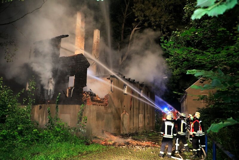 Flöha: Leerstehendes Haus in Flammen - Verdacht auf Brandstiftung - 