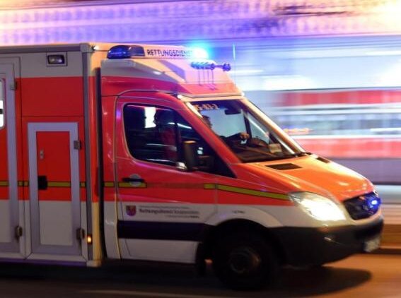 Ein 18-jähriger Fahrradfahrer ist durch einen Zusammenstoß mit einem Kinderwagen am Dienstagnachmittag in Flöha schwer verletzt worden.