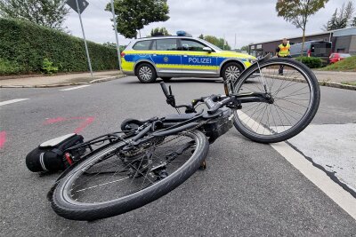 Flöha: Radfahrer stürzt beim Befahren einer Treppe und verletzt sich am Kopf - Laut Polizei stürzte der Radfahrer ohne fremdes Zutun.