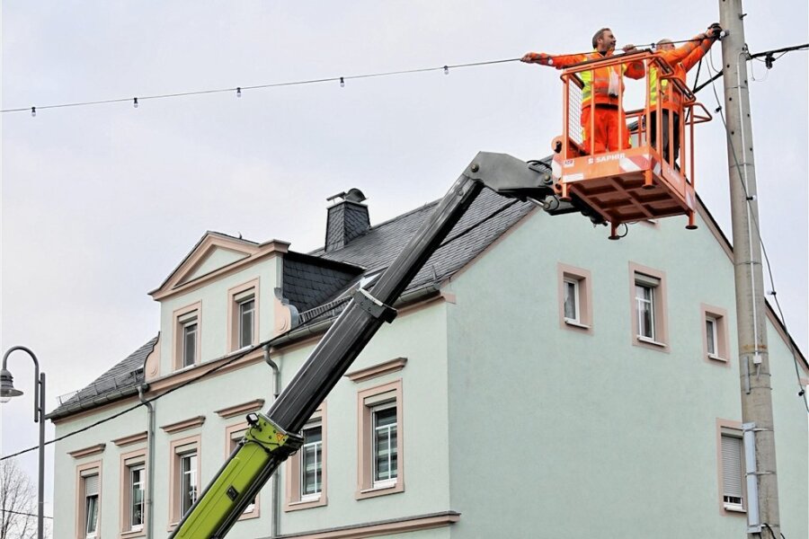 November 2021 in Niederwiesa: Bauhofmitarbeiter befestigten die neue Weihnachtsbeleuchtung. Trotz Energiekrise will Bürgermeister Raik Schubert auch dieses Jahr nicht darauf verzichten. 