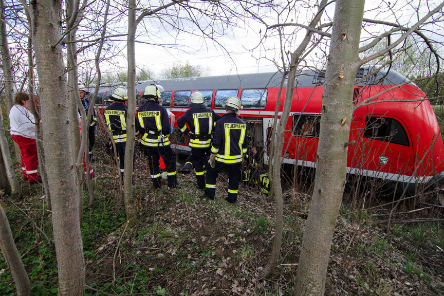 Flöha: Unfall am Bahnübergang - Person von Zug erfasst - 