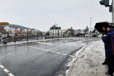 Flöha: Verkehr rollt über neue Brücke - Seit Montagnachmittag rollt der Verkehr über die neue Brücke in Flöha. 