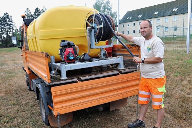 Auf geht's: Andreas Löser vom Bauhof der Gemeinde Niederwiesa startet derzeit einmal pro Woche zum Gießen. Auf dem Kleinlaster ist ein mobiler Wassertank mit Pumpe montiert. Besonders die jungen und neu gepflanzten Bäume bekommen Wasser. 