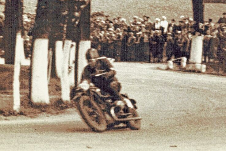 Flöhaer auf BMW nicht zu schlagen - BMW-Fahrer Alfred Agsten feierte 1933 beim Marienberger Dreieckrennen seinen ersten großen Sieg. 