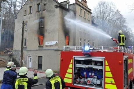 Flöhaer Brandhaus: Staatsanwaltschaft stellt Verfahren ein - Am 12. Januar kämpften etwa 30 Feuerwehrleute gegen die Flammen im Wohnhaus an der Dresdner Straße in Flöha.