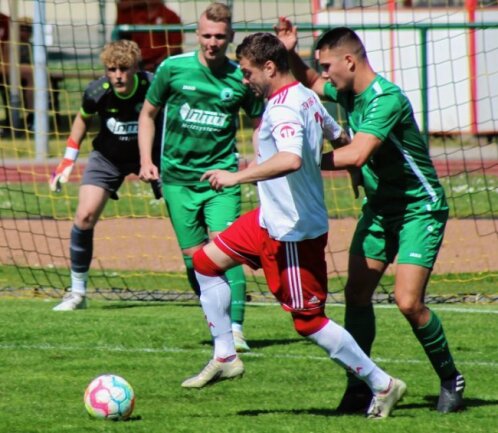 Flöhaer Formtief zur Unzeit - Kein Durchkommen für den Flöhaer Spielmacher Kai Eckardt (mit Ball) - der sich hier gleich gegen vier Gröditzer beweisen muss. 
