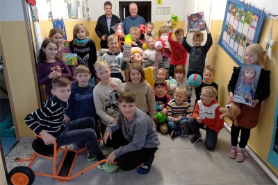 Flöhaer Hortkinder freuen sich über neues Spielzeug - Die Hort-Kinder des Fördervereins für Nachwuchssport Flöha freuten sich über die neuen Spielgeräte.