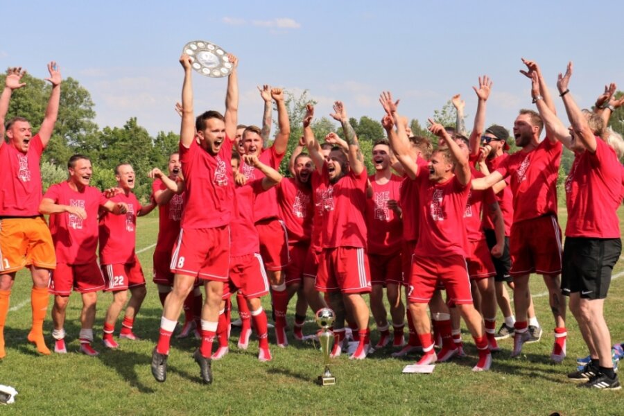 "Die Nummer eins im Kreis sind wir!": Die Fußballer des TSV Flöha konnten am Sonntag nach dem 3:0-Sieg beim SV Wacker Auerswalde die Meisterschaft in der Mittelsachsenliga feiern. 