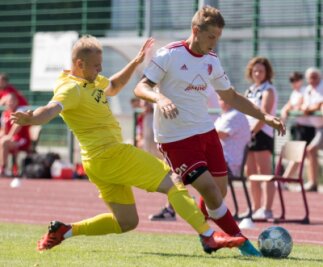 Flöhaer nutzen Überzahl nicht - Das Pokalspiel zwischen dem TSV Flöha und dem Heidenauer SV war geprägt von Zweikämpfen. TSV-Spieler Tommy Möbius (r.) wurde dabei nicht immer regelgerecht gestoppt. 