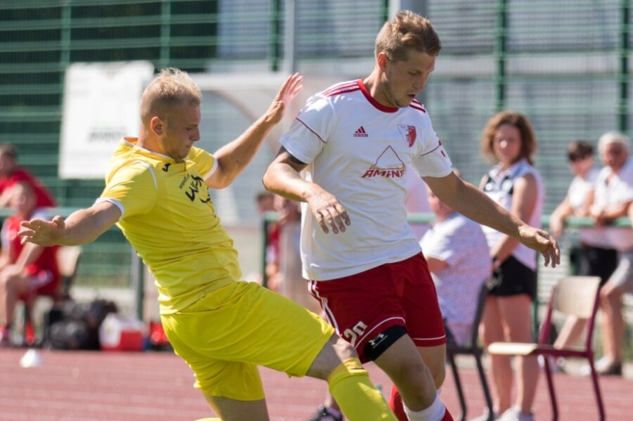 Das Pokalspiel zwischen dem TSV Flöha und dem Heidenauer SV war geprägt von Zweikämpfen. TSV-Spieler Tommy Möbius (r.) wurde dabei nicht immer regelgerecht gestoppt. 
