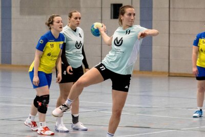 Flöhas Handballerinnen haben die Kurve gekriegt - Die Flöhaerin Victoria Seifert (r.) verwandelte in Annaberg einen ihrer zwei Siebenmeter und erzielte insgesamt sechs Treffer.